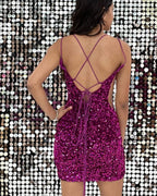 Hermoso vestido de fiesta ajustado con escote en V, tirantes finos y lentejuelas