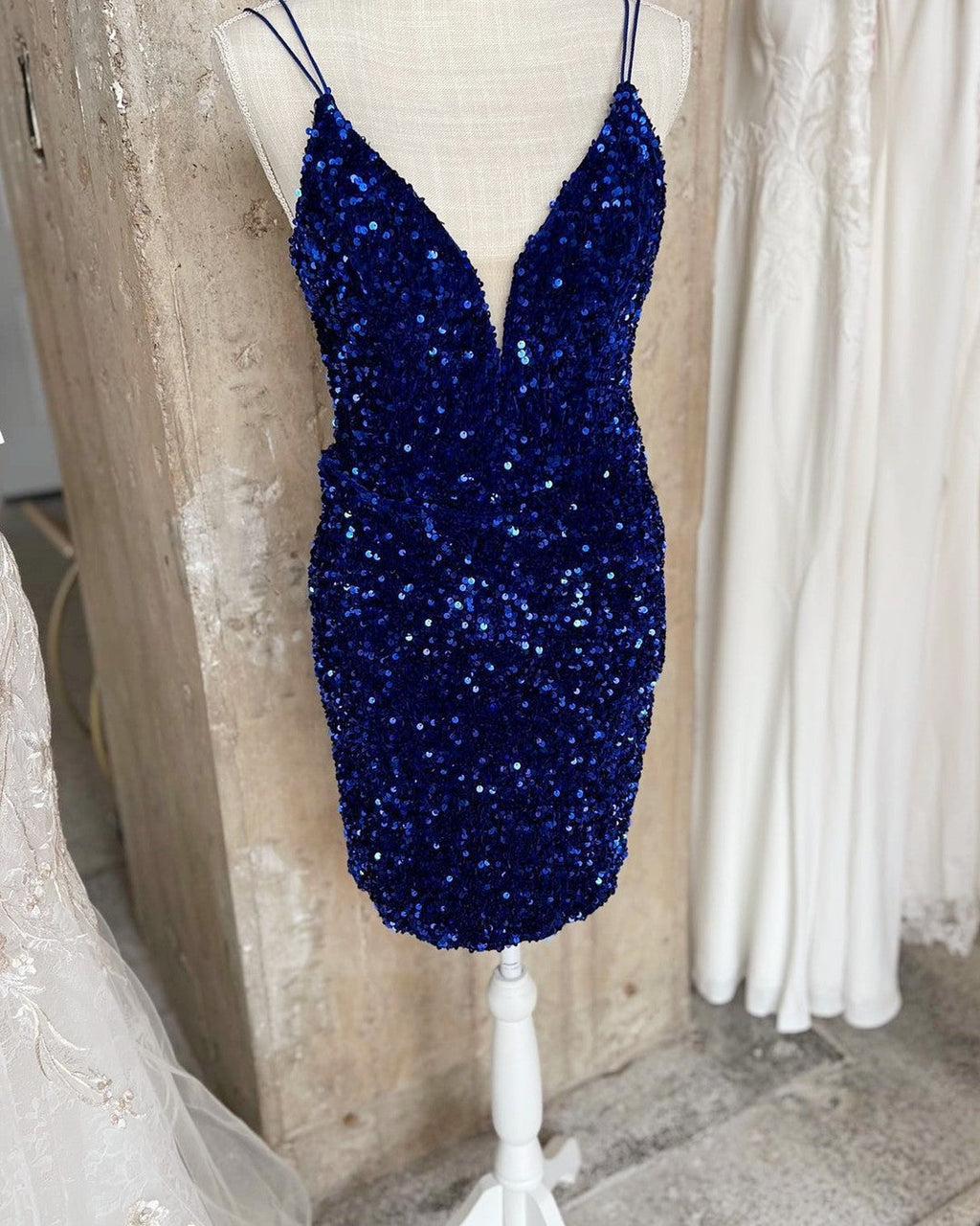 Hermoso vestido de fiesta ajustado con escote en V, tirantes finos y lentejuelas