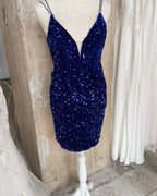 Hermoso vestido de fiesta ajustado con escote en V, tirantes finos y lentejuelas