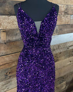 Hermoso vestido de fiesta ajustado con escote en V, tirantes finos y lentejuelas