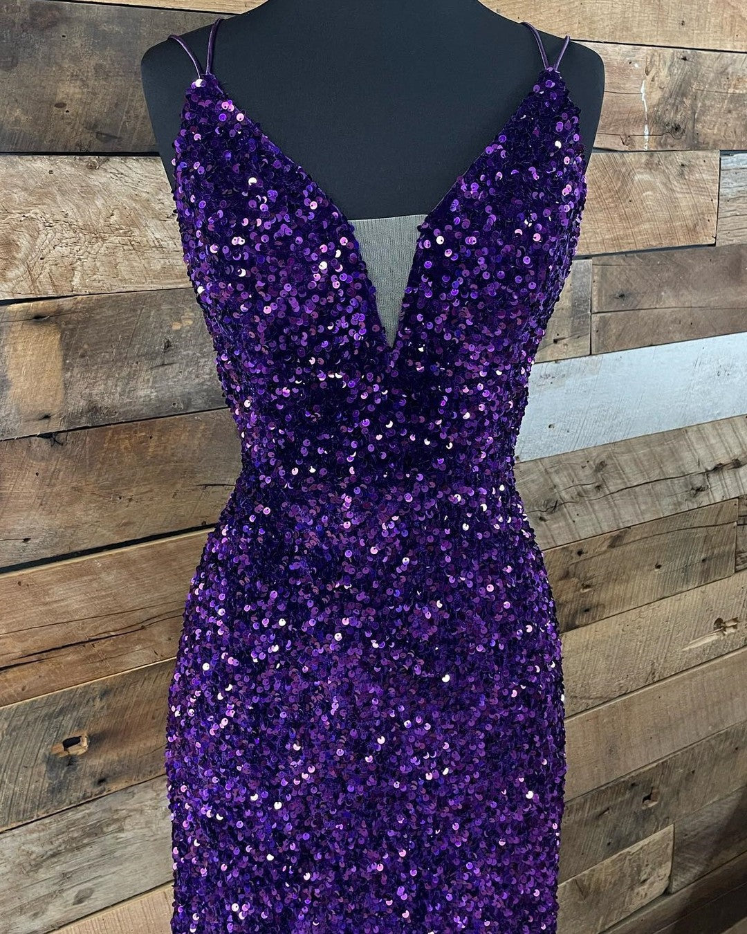 Hermoso vestido de fiesta ajustado con escote en V, tirantes finos y lentejuelas