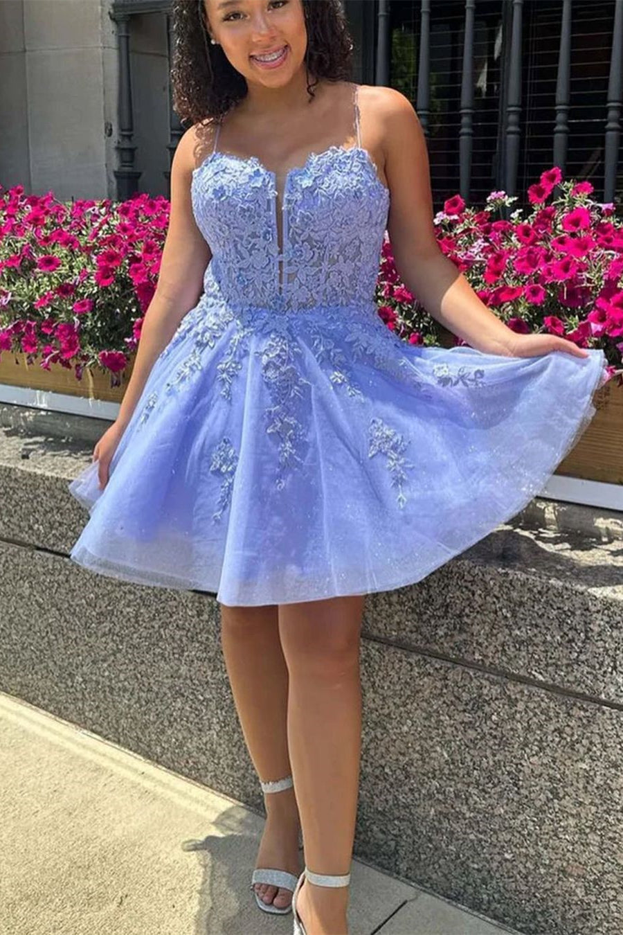 Hermoso vestido de fiesta corto sin mangas con tirantes finos y encaje brillante