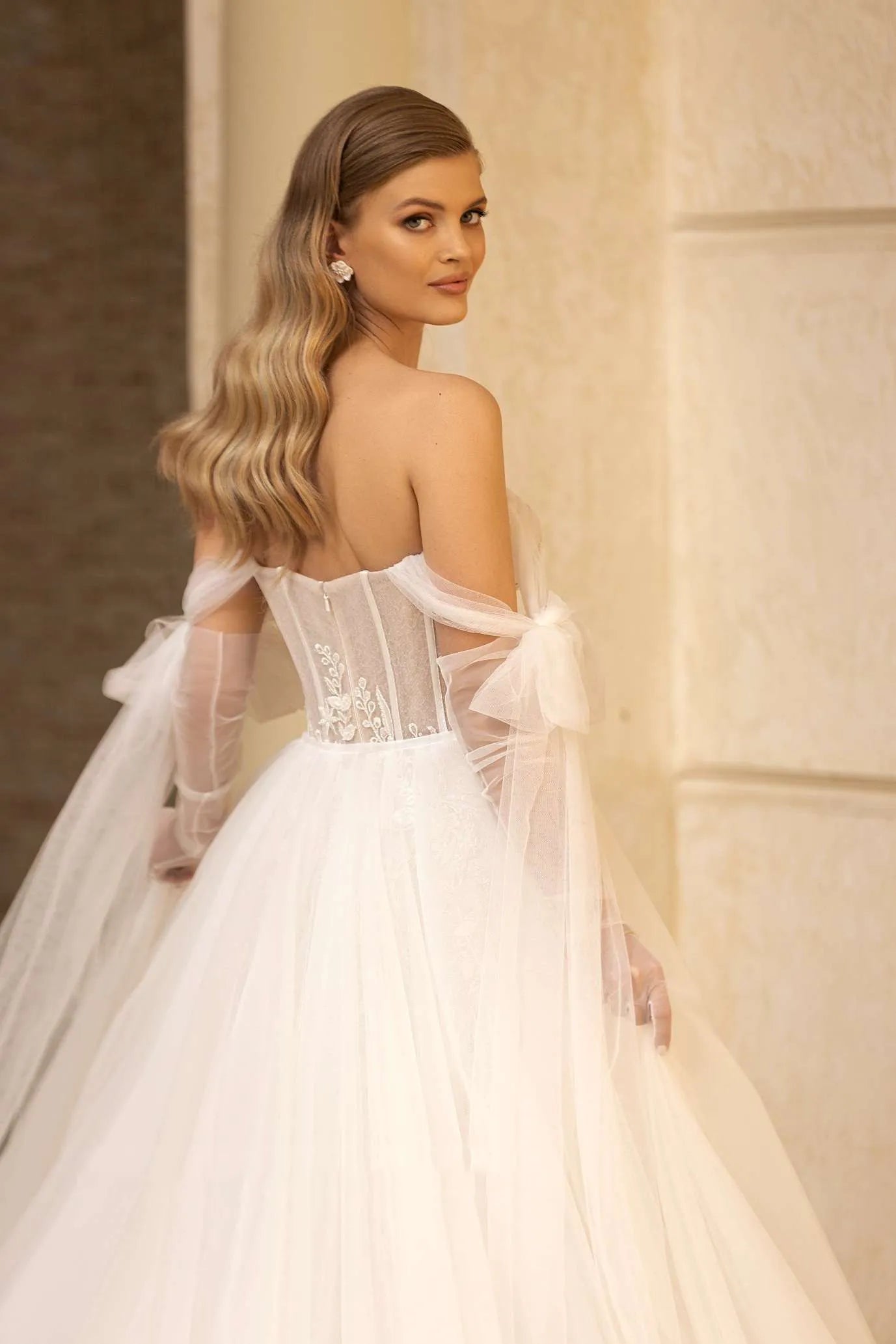 Gorgeous Strapless Detachable Train Lace Appliques V-Neck Wedding Dress Elegant Floral Pattern Tulle Robe De Mariée-payinti