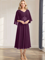 A-Linie V-Ausschnitt Wadenlanges Chiffonkleid für die Brautmutter mit plissierten Paillettenapplikationen Spitzenbesatz 