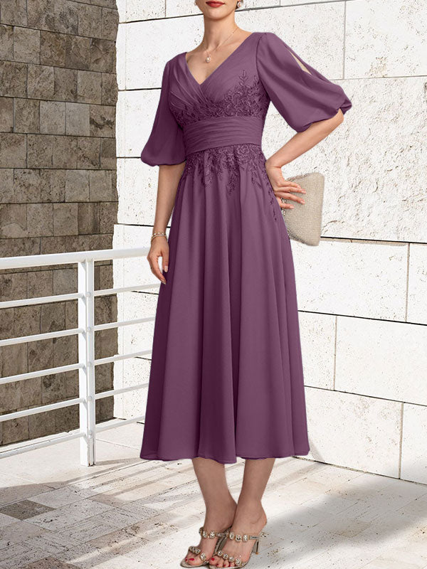 Vestido de madre de la novia de gasa con encaje, escote en V y largo hasta la rodilla con pliegues