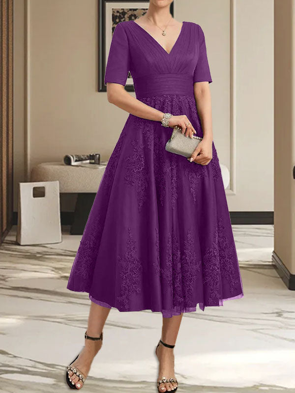 Vestido de madre de la novia de tul con encaje, escote en V y corte A hasta la rodilla con pliegues