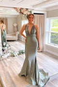 Vestido de dama de honor de satén gris verdoso con corte sirena y cola larga BD089