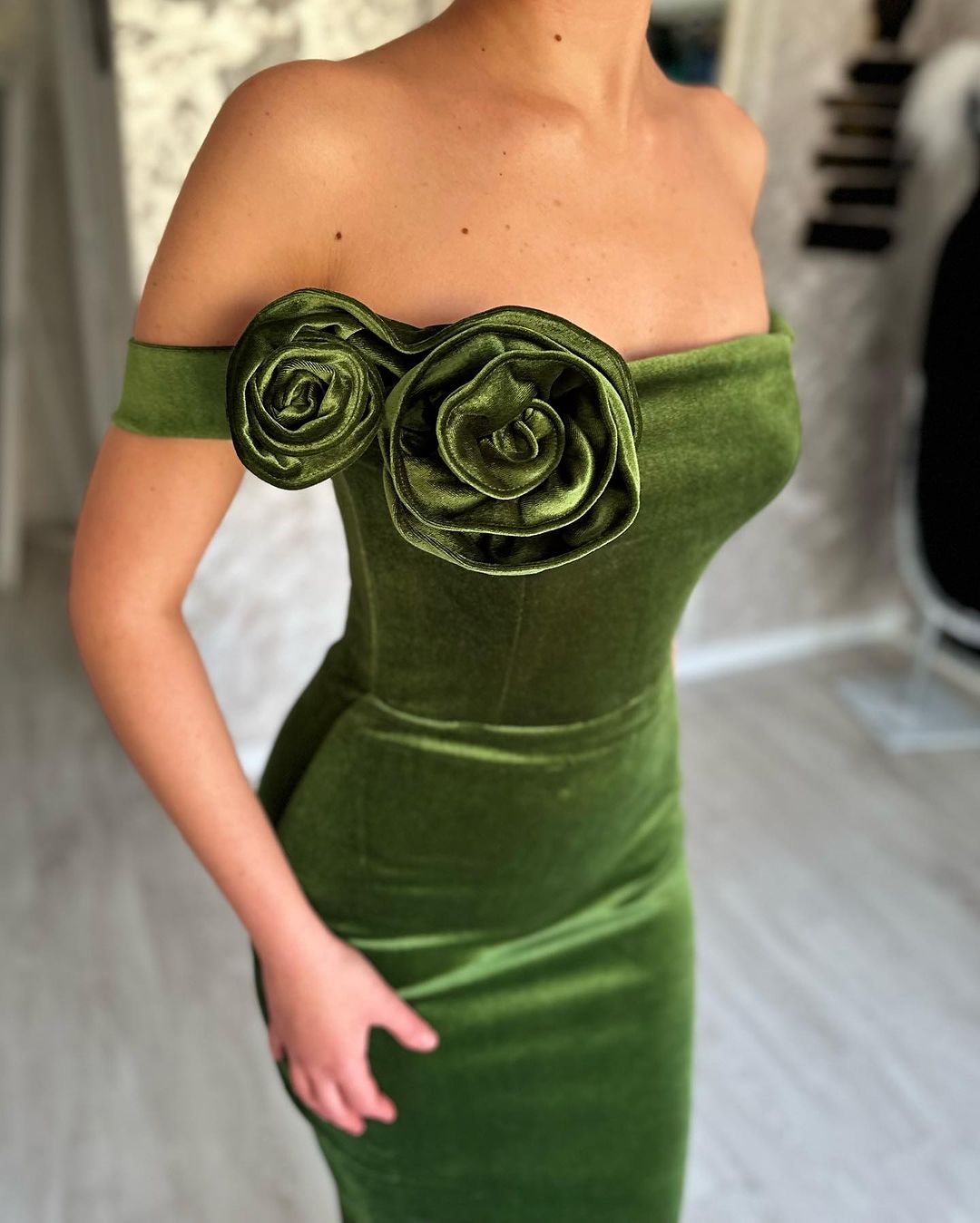 Vestido de fiesta verde sirena con hombros descubiertos y flores, con volantes