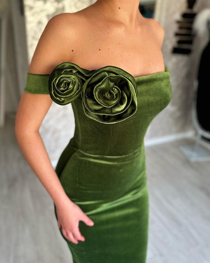 Vestido de fiesta verde sirena con hombros descubiertos y flores, con volantes