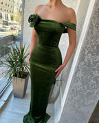 Grünes schulterfreies Ballkleid im Meerjungfrauen-Stil mit Blumenmuster und Rüschen