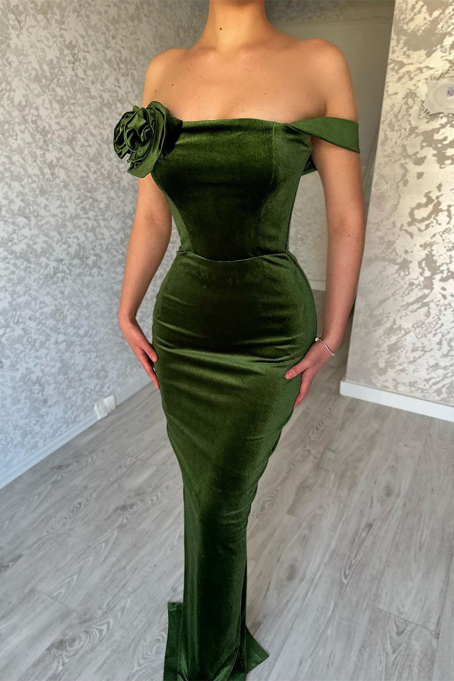 Grünes schulterfreies Ballkleid im Meerjungfrauen-Stil mit Blumenmuster und Rüschen