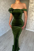 Grünes schulterfreies Ballkleid im Meerjungfrauen-Stil mit Blumenmuster und Rüschen