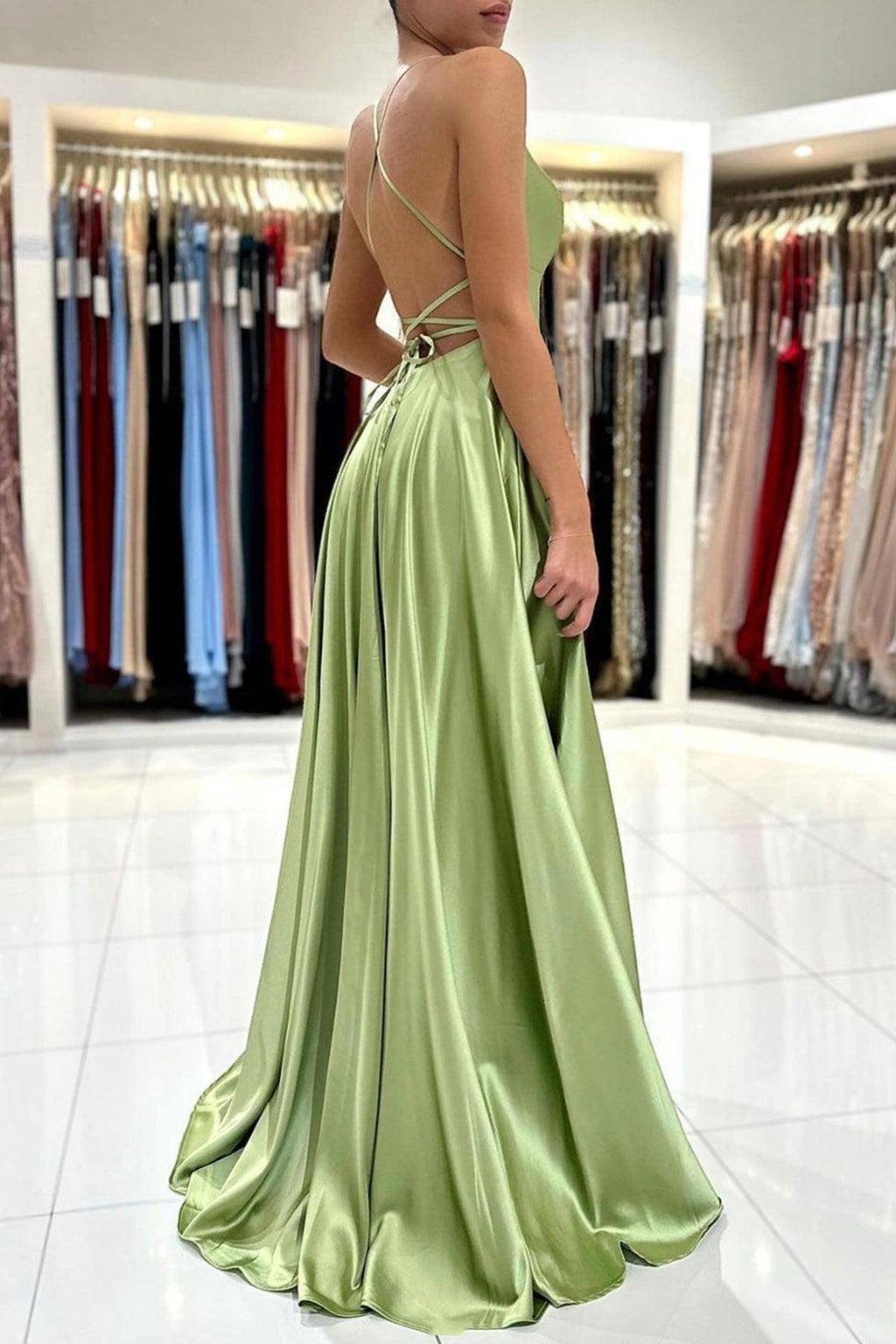 Vestido de fiesta largo, sencillo, de satén verde, corte A, sin espalda y con abertura en la pierna (PSK381)