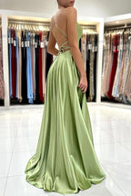 Vestido de fiesta largo, sencillo, de satén verde, corte A, sin espalda y con abertura en la pierna (PSK381)