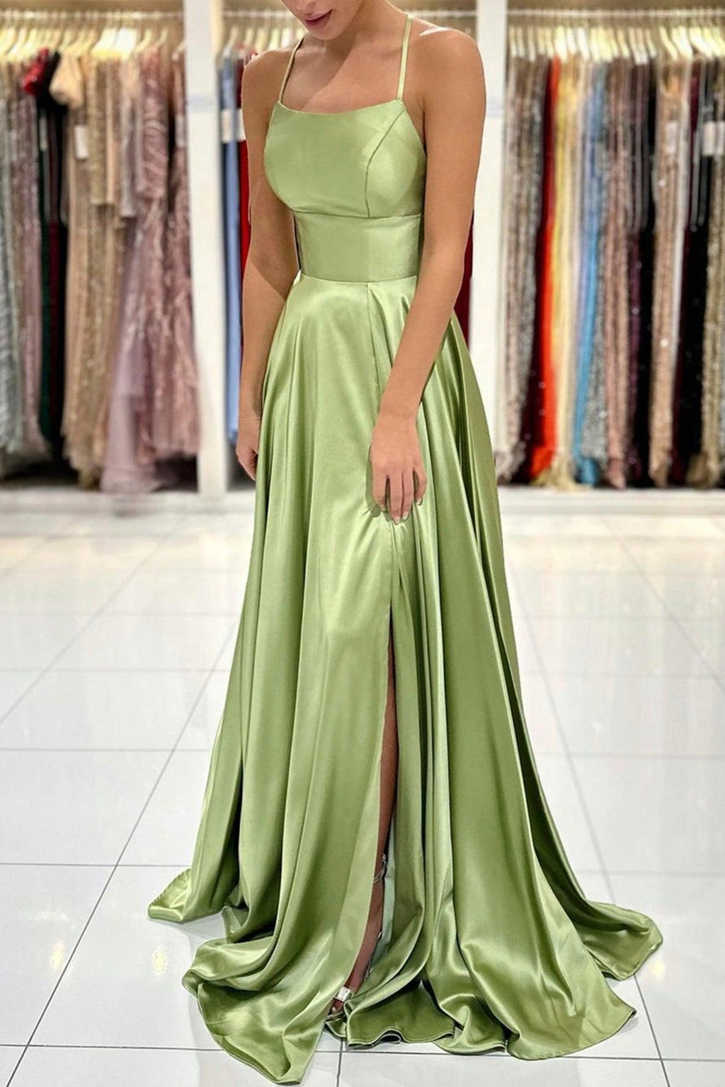 Vestido de fiesta largo, sencillo, de satén verde, corte A, sin espalda y con abertura en la pierna (PSK381)