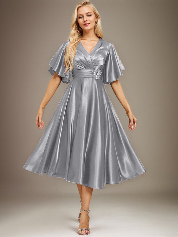 Vestido de madre de la novia de satén elástico con escote en V, largo hasta la rodilla, con cuentas y pliegues