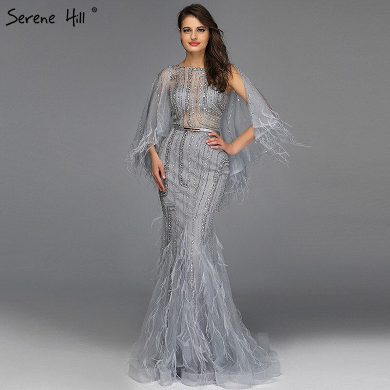 Im Angebot, keine Rückgabe, keine Rückerstattung. Graue Abendkleider mit O-Ausschnitt, Federn und Kristallen, Dubai-Design, ärmellos, luxuriöse, sexy Abendkleider 2025 LA70153 