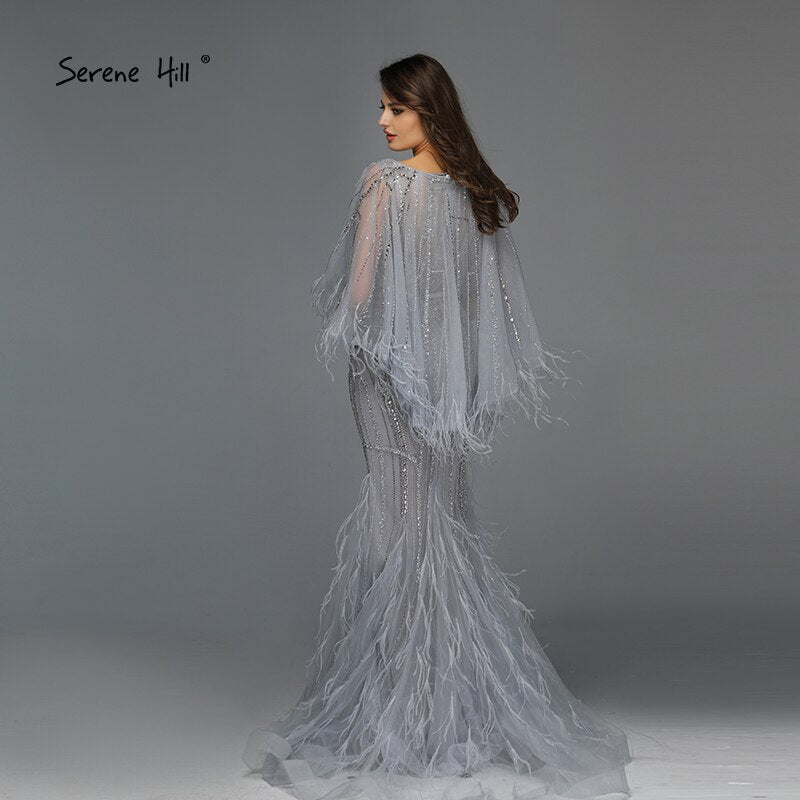 Im Angebot, keine Rückgabe, keine Rückerstattung. Graue Abendkleider mit O-Ausschnitt, Federn und Kristallen, Dubai-Design, ärmellos, luxuriöse, sexy Abendkleider 2025 LA70153 