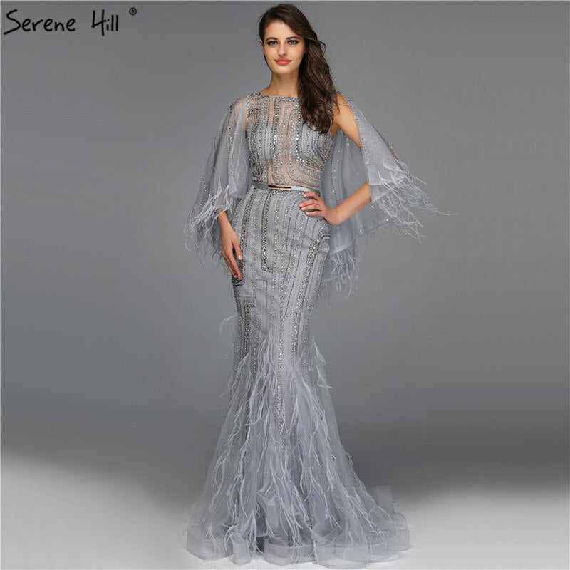 Im Angebot, keine Rückgabe, keine Rückerstattung. Graue Abendkleider mit O-Ausschnitt, Federn und Kristallen, Dubai-Design, ärmellos, luxuriöse, sexy Abendkleider 2025 LA70153 