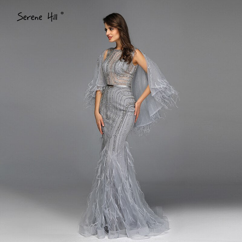 Im Angebot, keine Rückgabe, keine Rückerstattung. Graue Abendkleider mit O-Ausschnitt, Federn und Kristallen, Dubai-Design, ärmellos, luxuriöse, sexy Abendkleider 2025 LA70153 