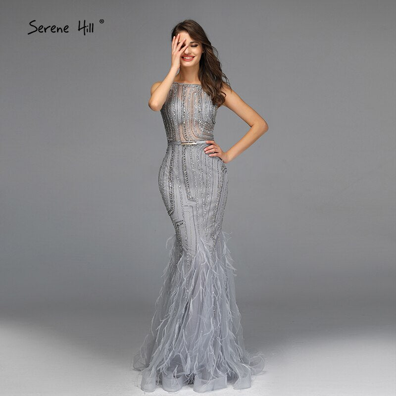 Im Angebot, keine Rückgabe, keine Rückerstattung. Graue Abendkleider mit O-Ausschnitt, Federn und Kristallen, Dubai-Design, ärmellos, luxuriöse, sexy Abendkleider 2025 LA70153 
