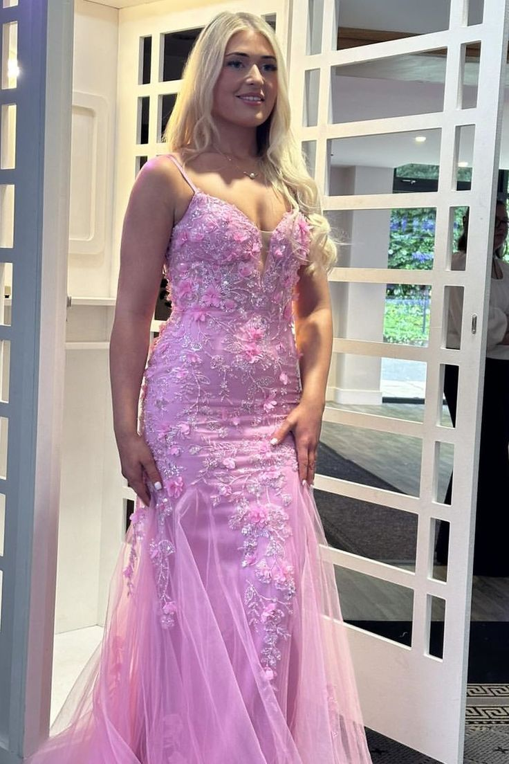 Hermoso vestido de noche largo de sirena con tirantes finos en color rosa y apliques de encaje de tul Y7851