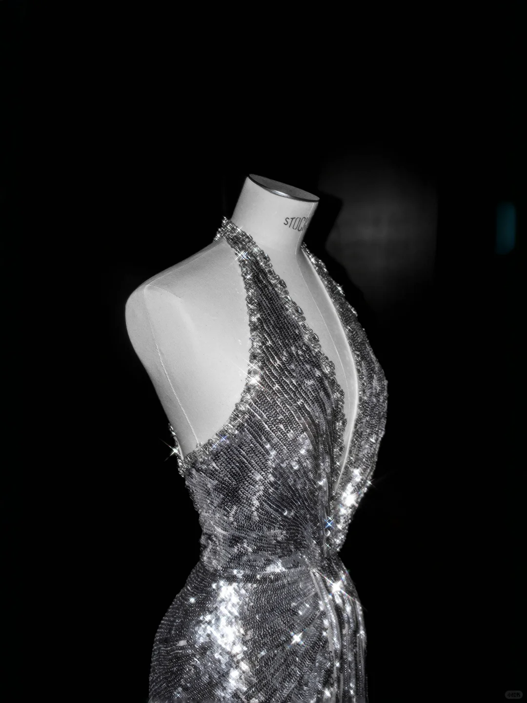 Funkelndes silbernes tiefes V-Ausschnitt Neckholder Pailletten Perlen rückenfreies Abendkleid Meerjungfrau Ballkleid Y8687