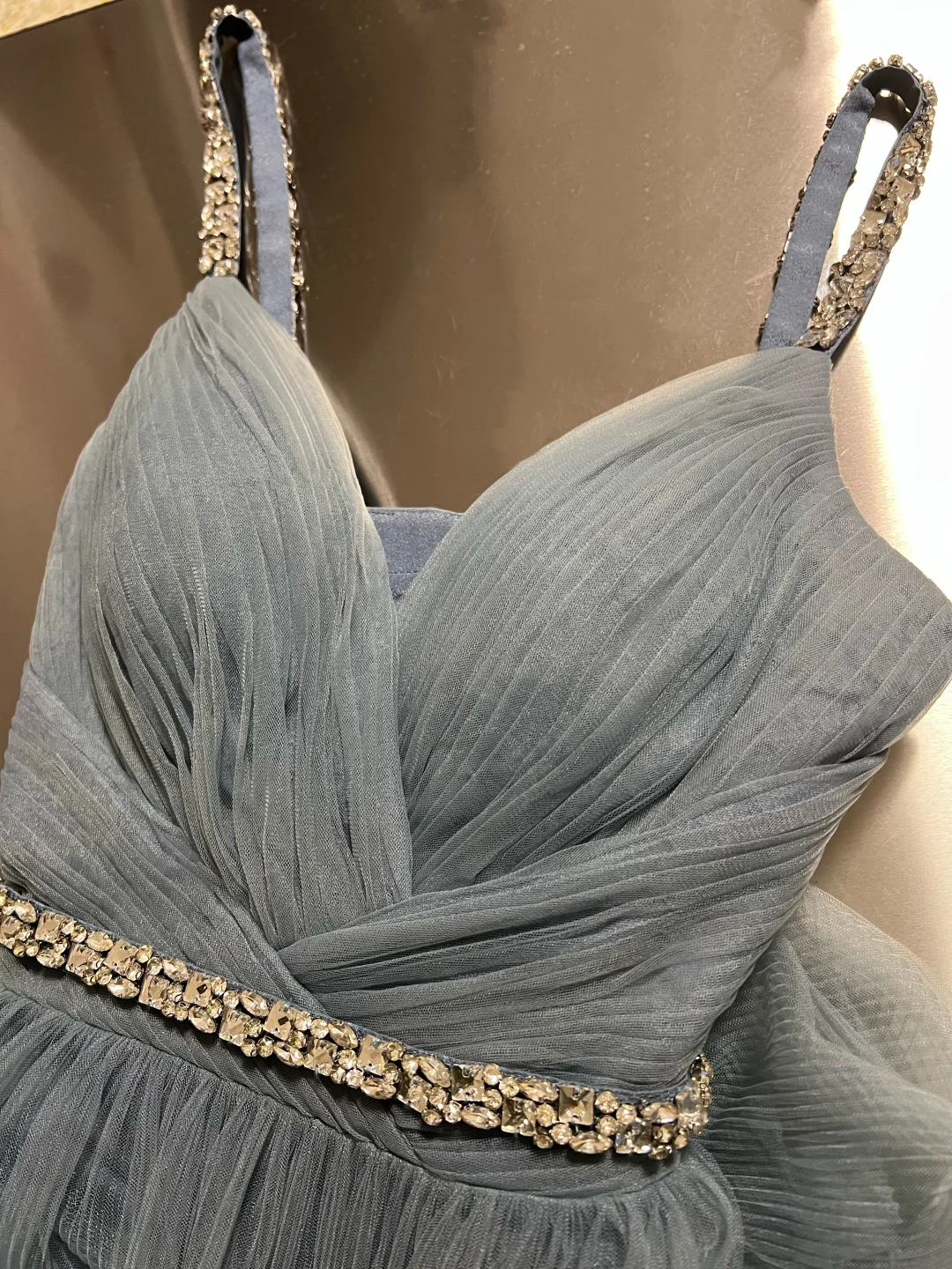 Schlichtes blaues Abendkleid aus Tüll mit Perlen in A-Linie, Spaghettiträgern und V-Ausschnitt, Y8649
