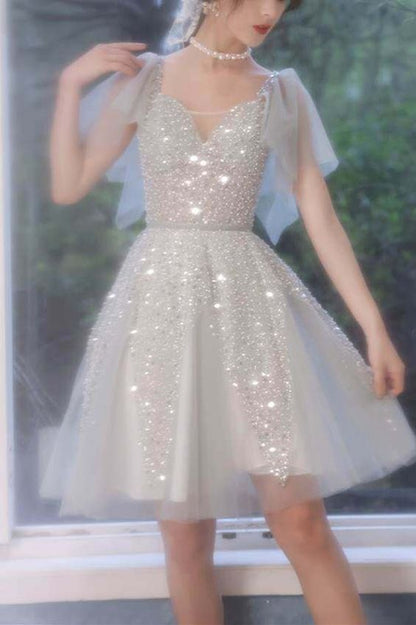 Vestido de fiesta corto plateado con corte en A y mangas con vuelo Y28