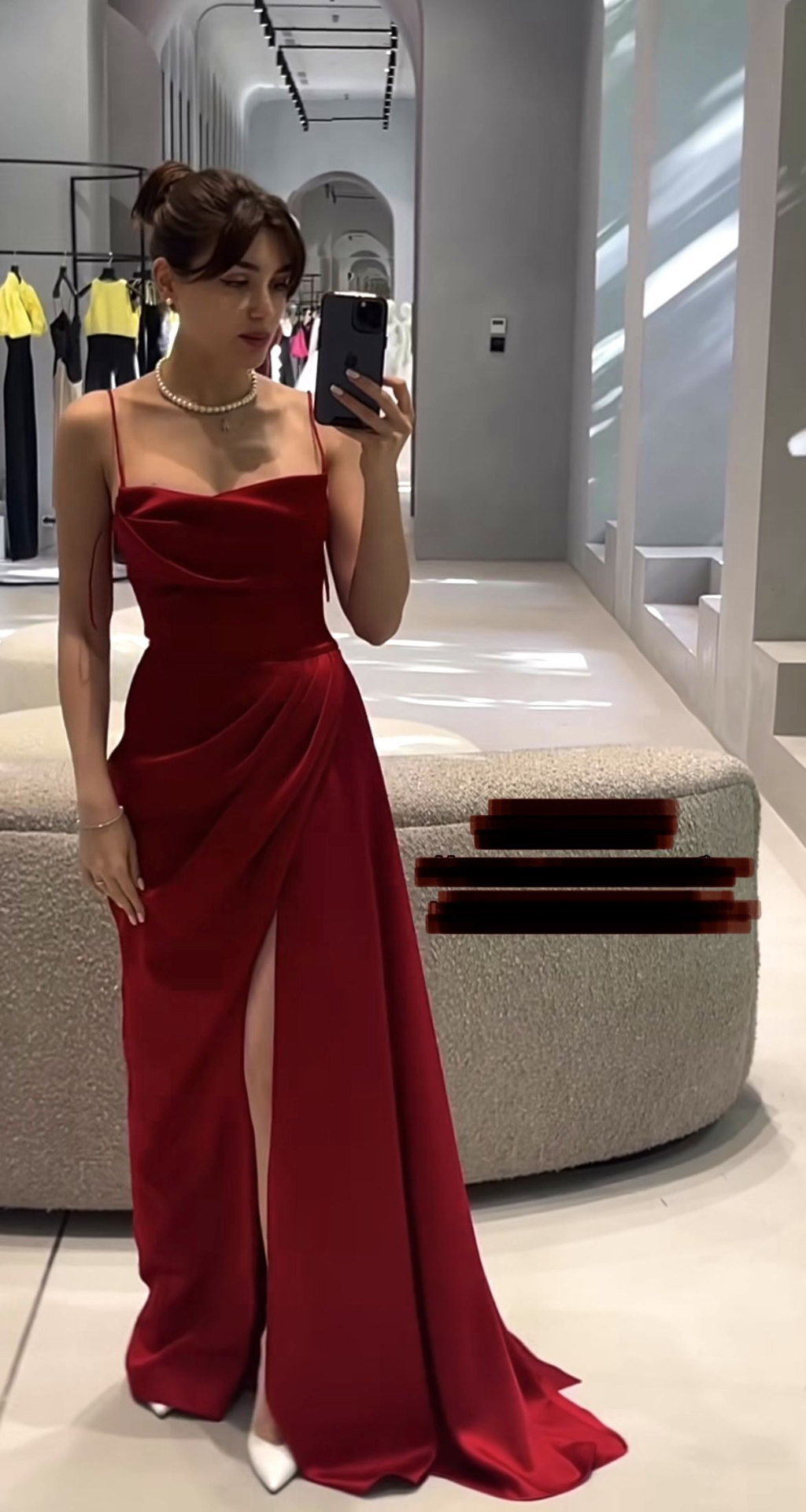 Vestido de noche largo con tirantes finos en color burdeos oscuro y abertura Y4691