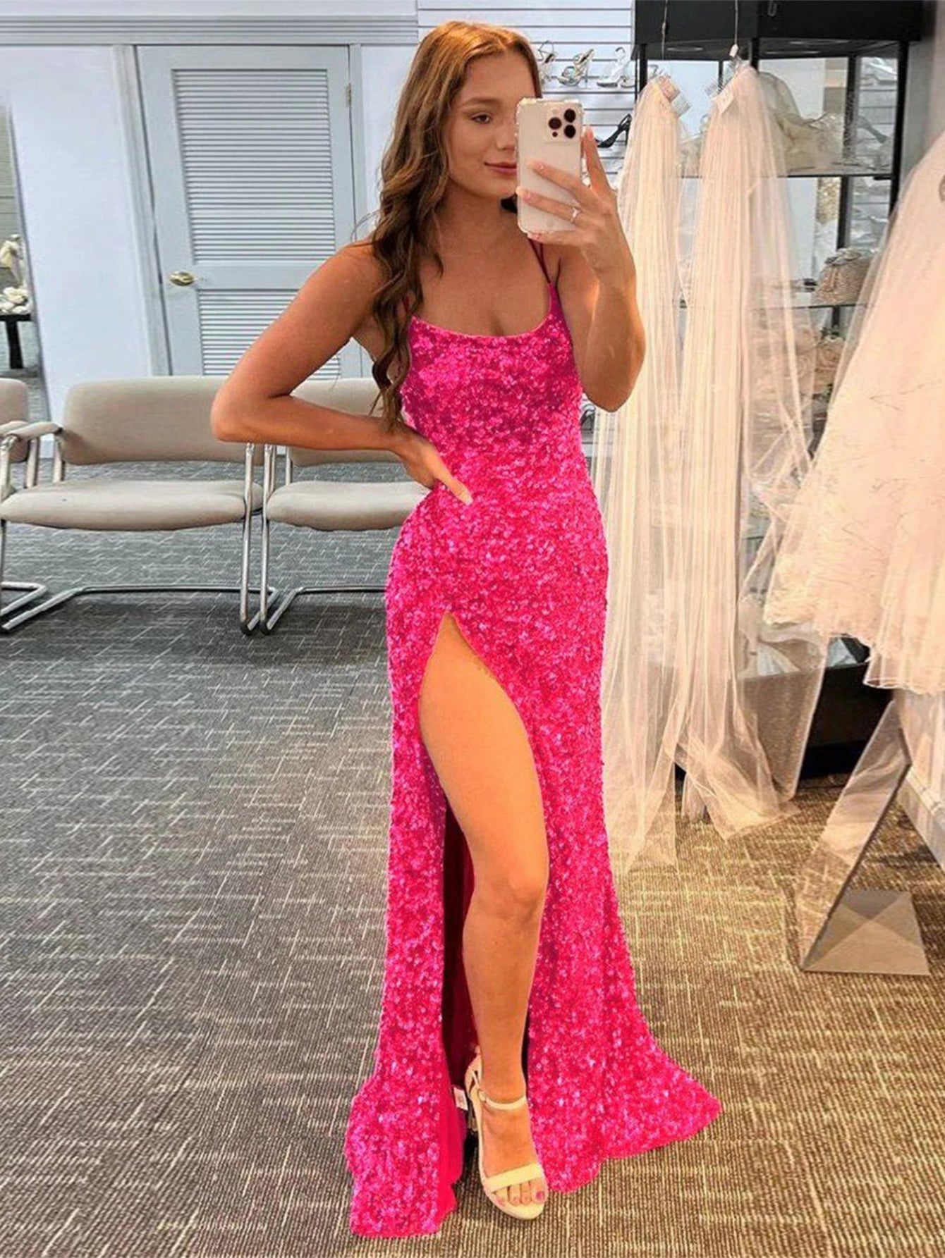 Alayna | Vestido de fiesta largo de lentejuelas con tirantes finos y corte sirena