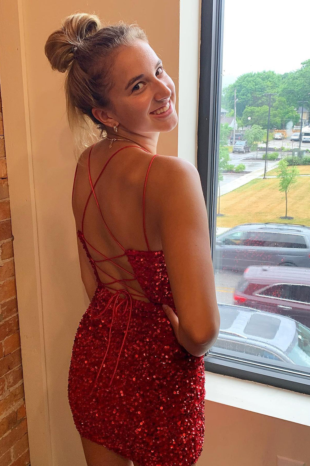 Olga | Vestido corto ajustado con lentejuelas para el regreso a casa