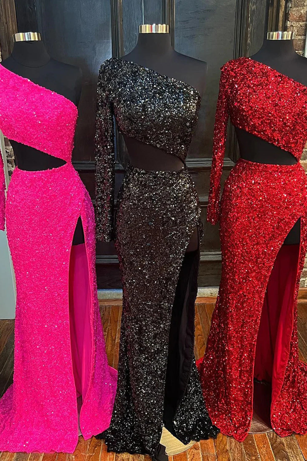Vestido de fiesta largo con lentejuelas rojas y un hombro descubierto
