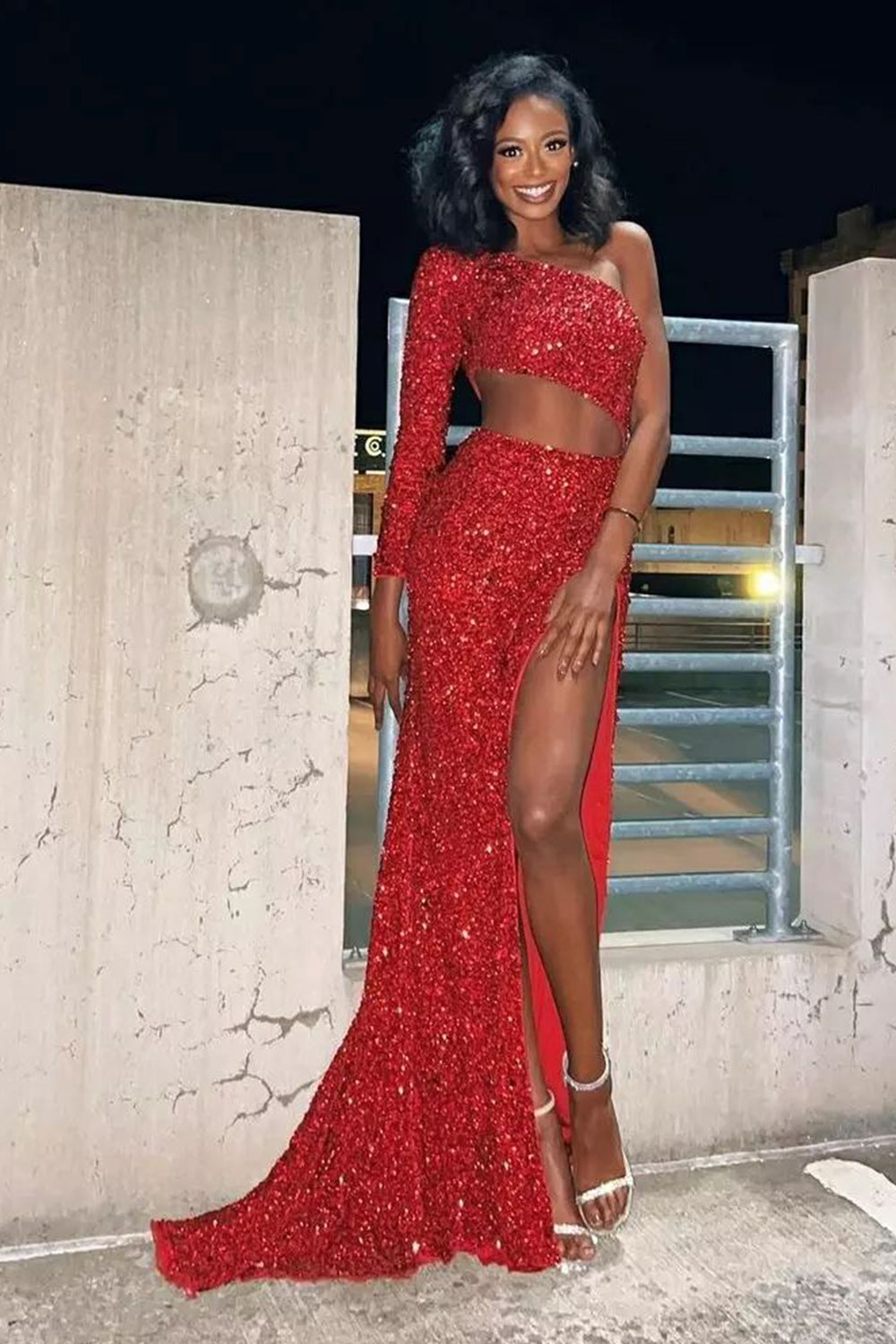 Vestido de fiesta largo con lentejuelas rojas y un hombro descubierto