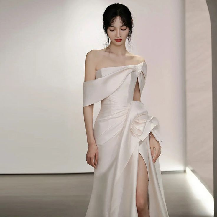 Schulterfreies Satin-Brautkleid, weißes Meerjungfrau-Brautkleid, langes Brautkleid mit Schlitz, Y7336