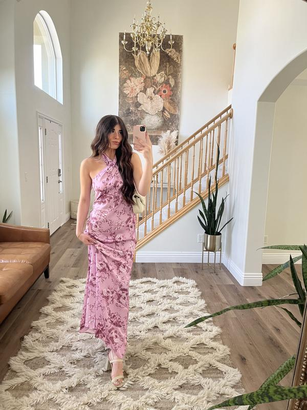 Elegante vestido de noche largo con cuello halter y estampado de satén rosa Y8454