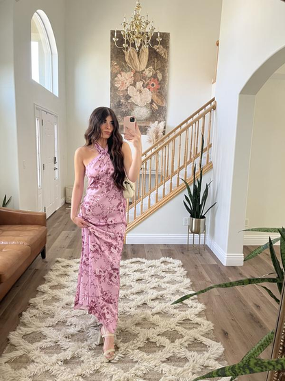 Elegante vestido de noche largo con cuello halter y estampado de satén rosa Y8454