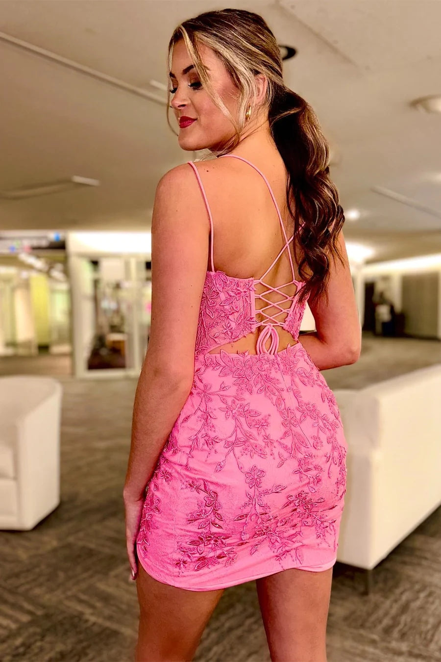 Vestidos de fiesta cortos con apliques en rosa intenso, escote en V pronunciado y cordones PD483