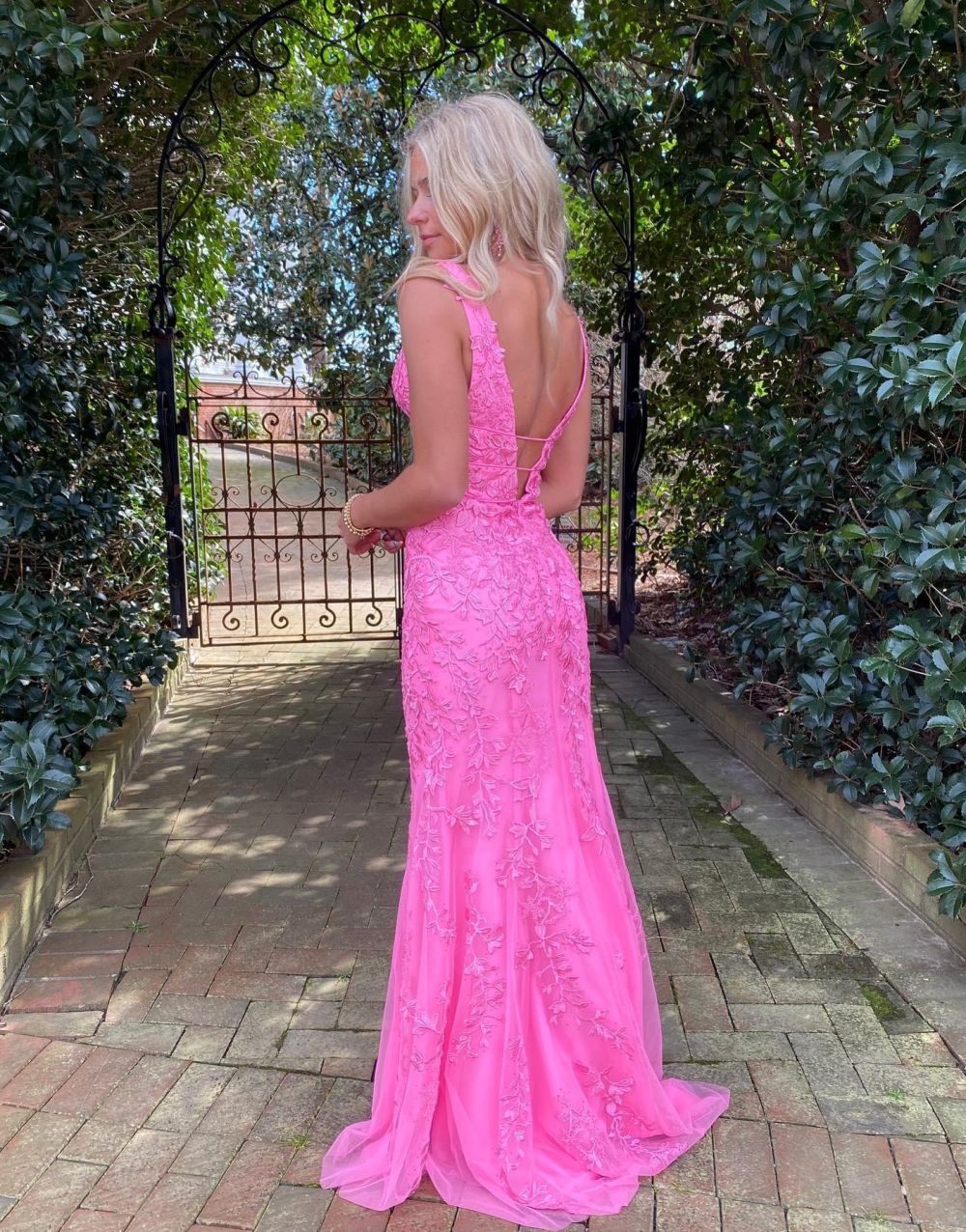 Kallie | Vestido de fiesta de encaje con escote en V y corte sirena en rosa intenso