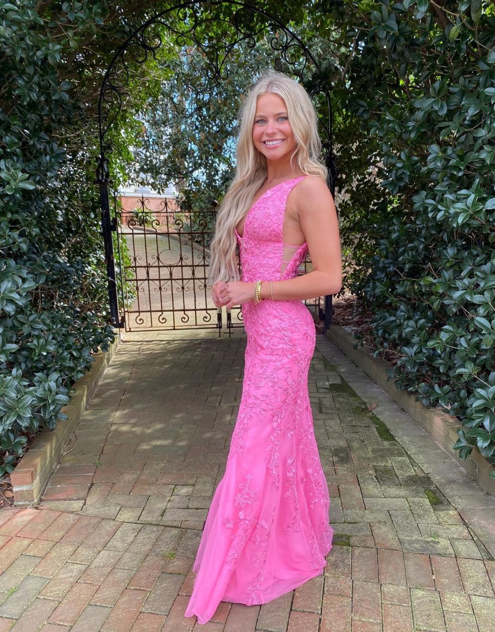 Kallie | Vestido de fiesta de encaje con escote en V y corte sirena en rosa intenso