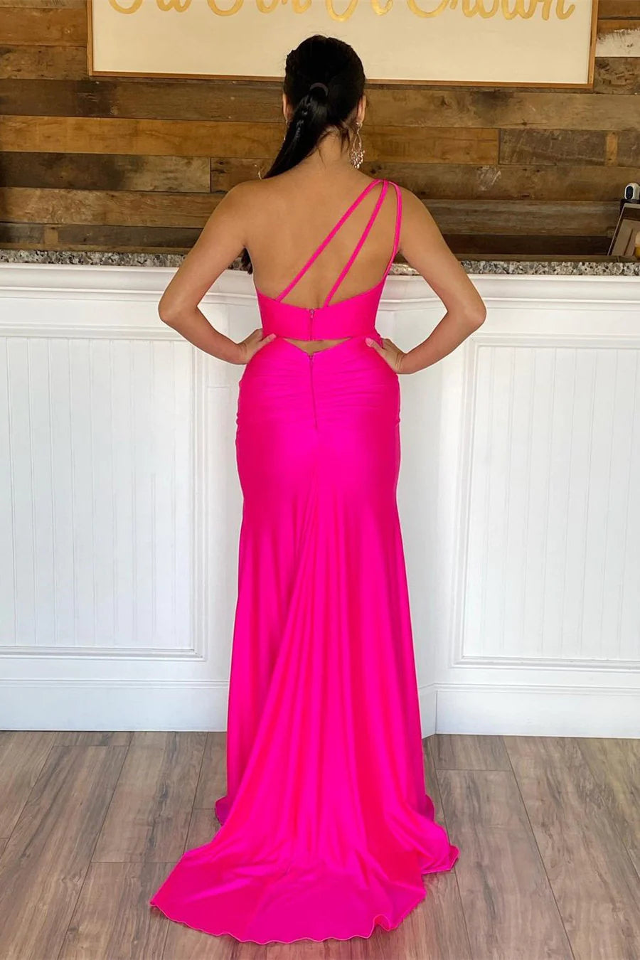 Pinkes One-Shoulder-Ballkleid mit Schlitz SYP105