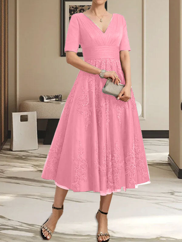 Vestido de madre de la novia de tul con encaje, escote en V y corte A hasta la rodilla con pliegues