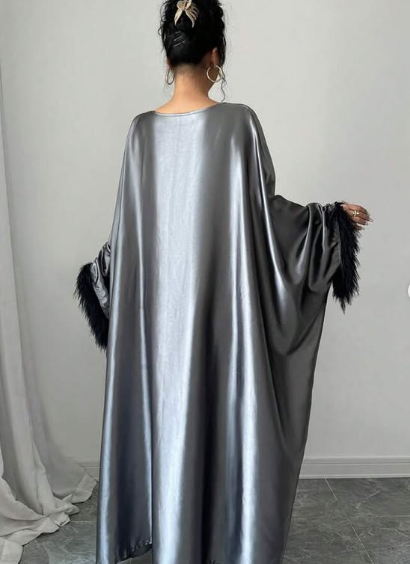 Mode Satin Langes Abendkleid Lange Ärmel Ballkleid Mit Federn Y7571