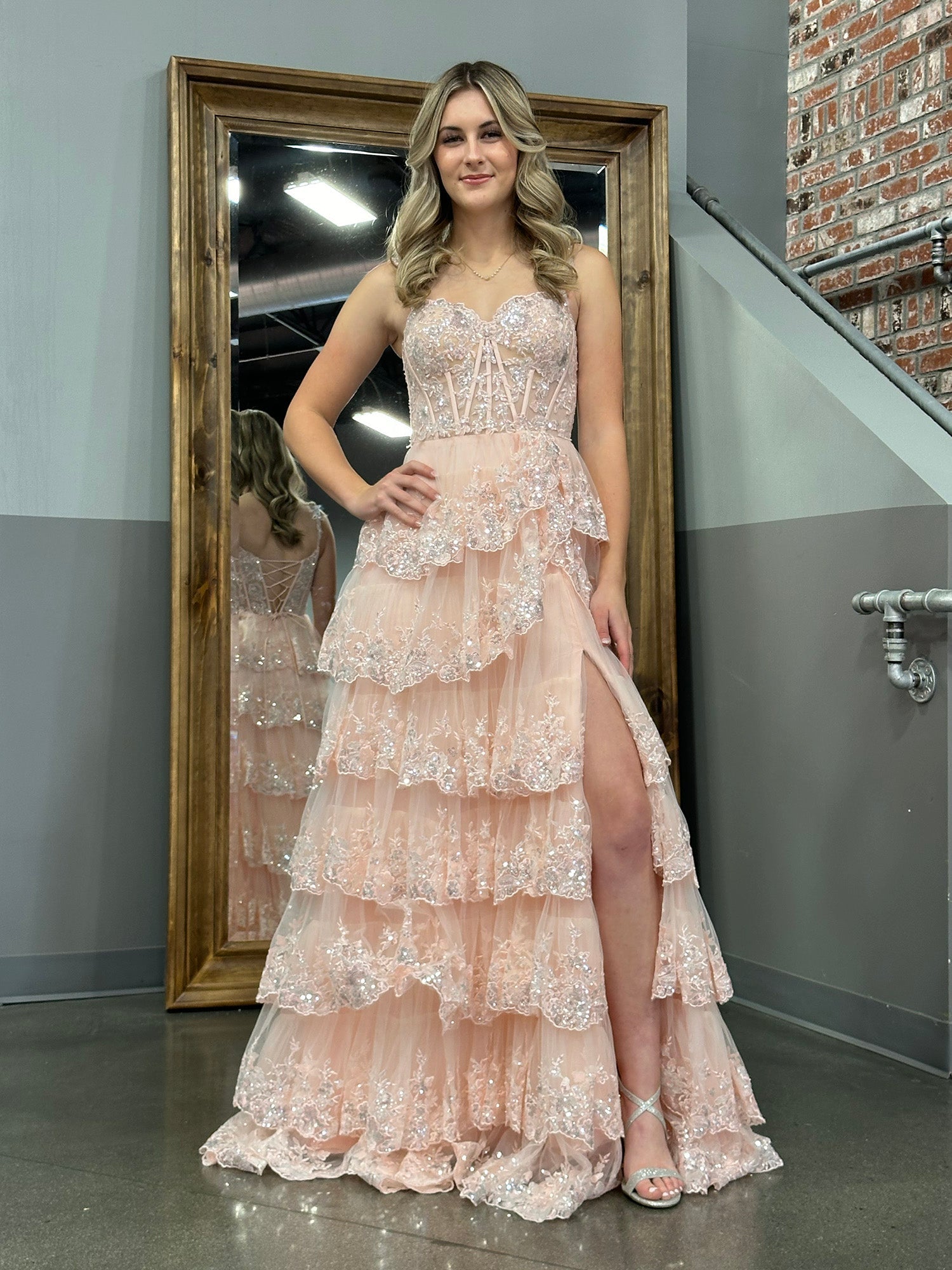 Vestido de fiesta estilo princesa con hombros descubiertos, corsé y volantes de encaje