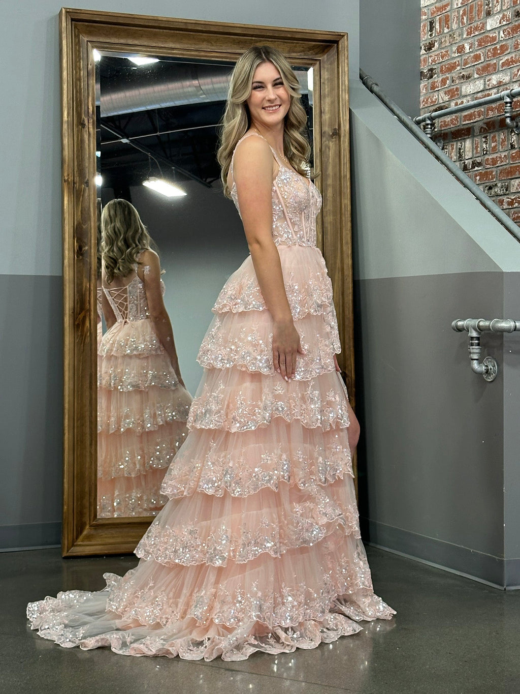 Vestido de fiesta estilo princesa con hombros descubiertos, corsé y volantes de encaje