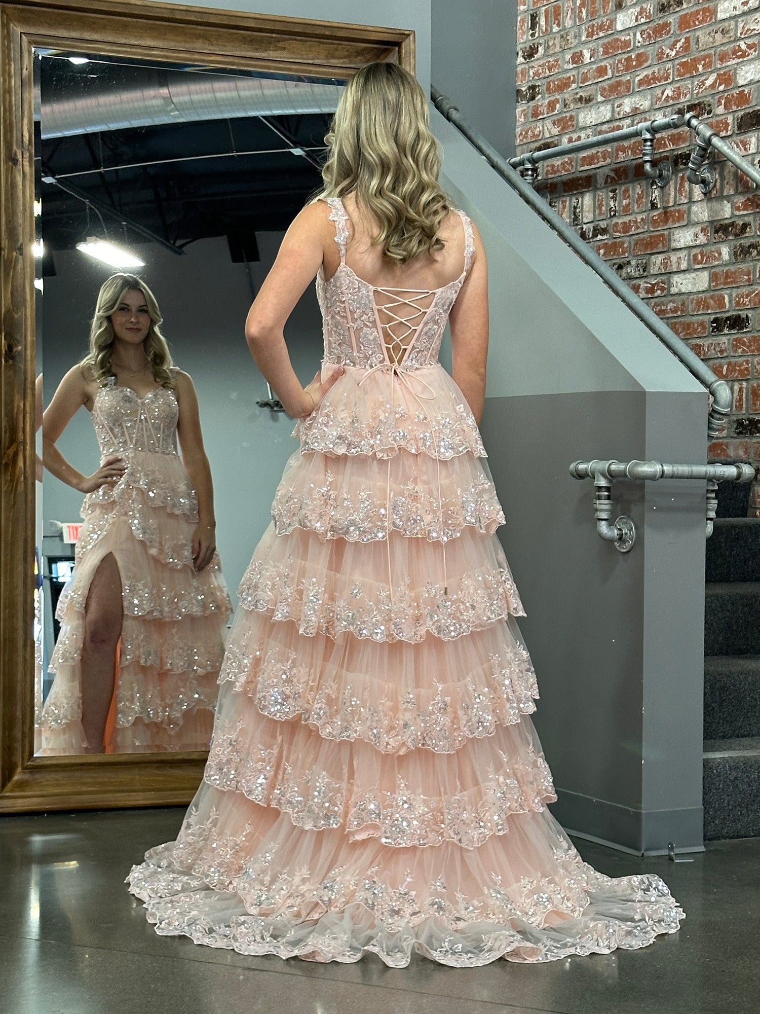 Vestido de fiesta estilo princesa con hombros descubiertos, corsé y volantes de encaje