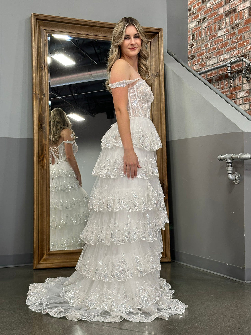 Vestido de fiesta estilo princesa con hombros descubiertos, corsé y volantes de encaje