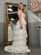 Vestido de fiesta estilo princesa con hombros descubiertos, corsé y volantes de encaje