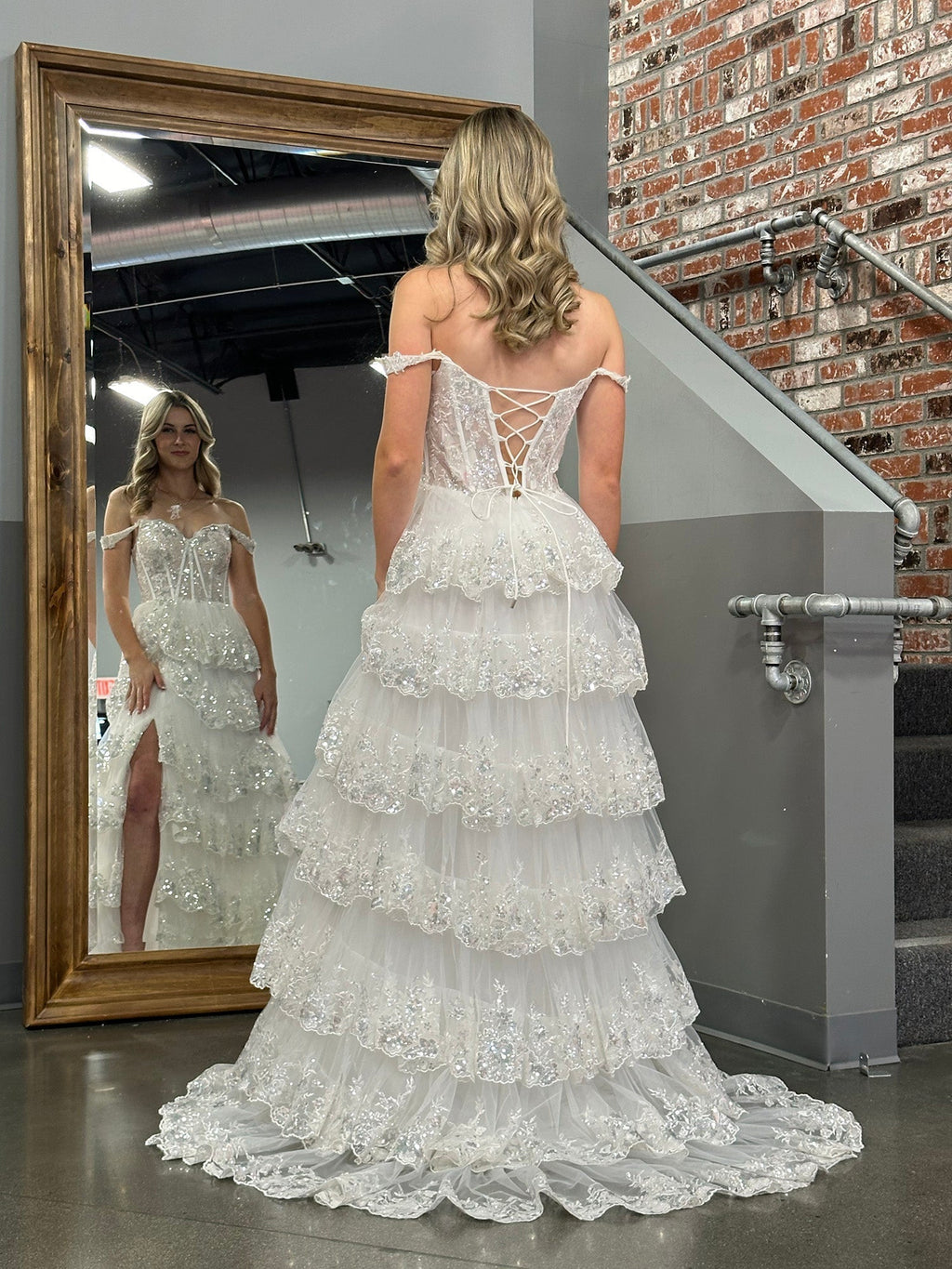 Vestido de fiesta estilo princesa con hombros descubiertos, corsé y volantes de encaje