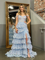 Vestido de fiesta estilo princesa con hombros descubiertos, corsé y volantes de encaje